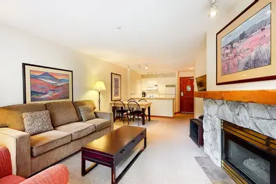 Image de Comfortable ski getaway with pool, hot tubs, fireplace & full kitchen