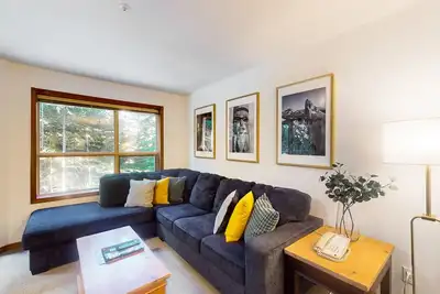 Image de Lovely second-floor condo with ski-in/out access, balcony, pool, & hot tub
