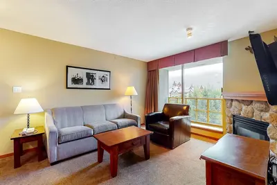 Image de Fifth-floor condo with great views, fireplace, pool & hot tubs - walk to lifts