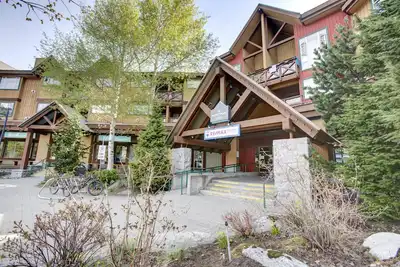 Image de Lovely 3rd-floor getaway with fireplace, balcony - walk to lifts