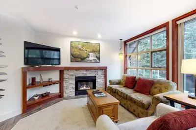Image de Deluxe ski-in/out condo with fireplace, balcony, pool, fitness center, & hot tub