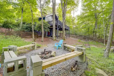 Image de 2 Mi to Beech Mtn: Blue Ridge Cabin w/ Deck