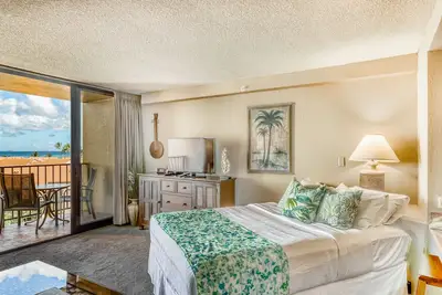 Image de Sunny studio w\/ partial ocean view, shared pool & hot tub, and central Ac