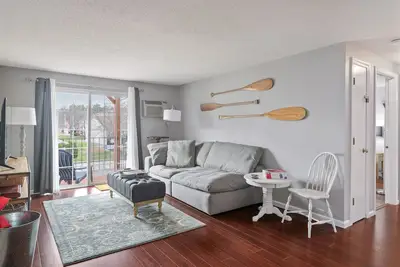 Image de 2br Apt. Sunny & Open with Balcony, car port, pool, bikes