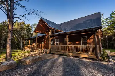 Image de Rustic Retreat w/ Hot Tub - Rest and Relaxation for the Entire Family Sleeps 14