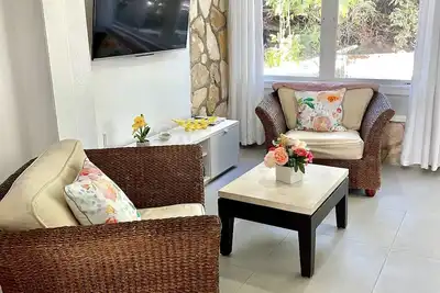 Image de The Tree House By The Grace Bay Beach - 2b\/1b, for 4(q+2twins), pool, Ac, WiFi