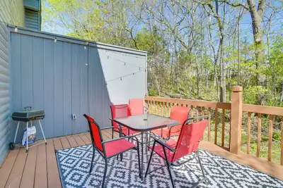 3 Mi to Moonshine Beach: Home w/ Deck & Yard