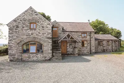 Ty Cerrig, pet friendly, with open fire in Llanfairpwllgwyngyll