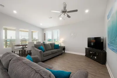 Image de Blue Water Escape - 3 bedroom, 2 bath home that sleeps 8 - Easy Beach Access!