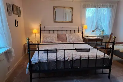 Image de Holmåkra long stay by House Viola. Sleeps 6 in own beds. Parking several cars.