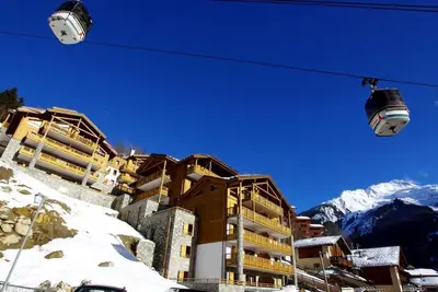 Image de 100m du centre station, Rez-de-chaussée, vue bâtiment, balcon, parking, télévision, casier à ski