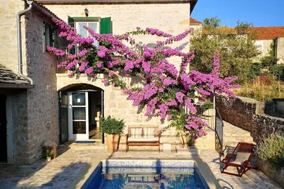 Newly renovated 3-Br Dalmatian stone Villa with Pool for 6-8 Guests