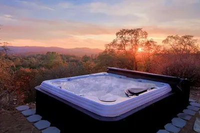 Image de Hot Tub, Privacy, Fire Pit, Pool Table, Ping Pong, Amazing Views!