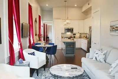 Image de Gorgeous, Historic 2 Bd, 1 Block off St. Charles