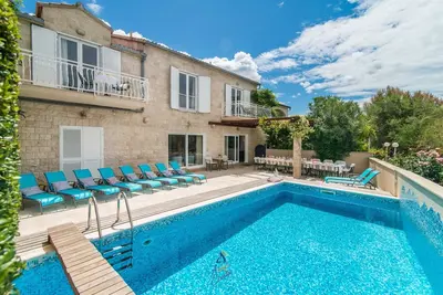 Image de Villa 7 chambres en bord de mer avec terrasse en bord de mer et piscine chauffée
