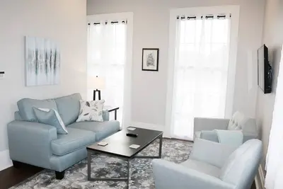 Image de Beautiful 2 Bd w/ Balcony, 1 Block off St. Charles
