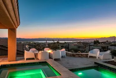 Image de Views! Luxury Home + Heated Pool, Spa & Fire Pit!
