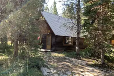 Image de 22 miles to West Yellowstone ~ Firepit ~ Sleeps 6 ~ Patio ~ Close to river