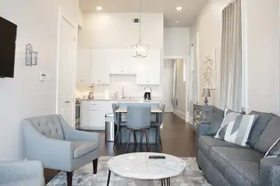 Image de Stunning, Modern 2 Bd, 1 Block off St. Charles