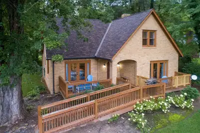 Image de Sylva Stroll - Quaint, Historic, Mountain Home in the Heart of the Downtown