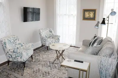 Image de Charming 2 Bd w/ Balcony, 1 Block off St. Charles