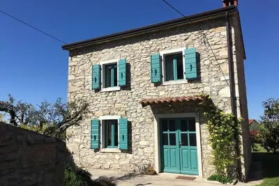 Image de 100 Years Old Stone House