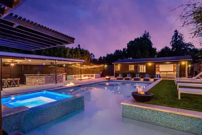 Your Own Private Resort! 🏝9br/10ba Gated Compound✰ Huge Pool, Gym, Yard, Parking