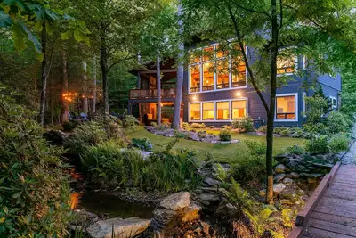 Image de A Robins Nest  Brand New Creekside Home with Hot Tub  and  Game Tables