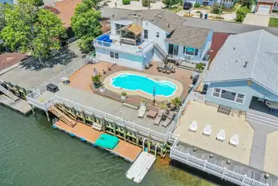 Image de Pool, Tiki Bar, Waterfront home, 8 Lbi Beach passes in Mystic Island Nj