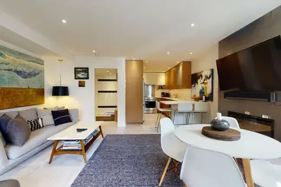 Image de 2br | Gables | King Bed | Steps From Both Mountains | Heated Floors | Private Balcony w/ Bbq