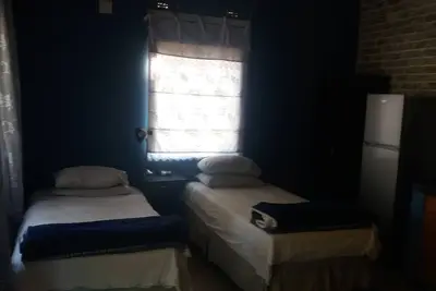 Image de Chambre confortable avec dstv et air conditionné dans un endroit pratique