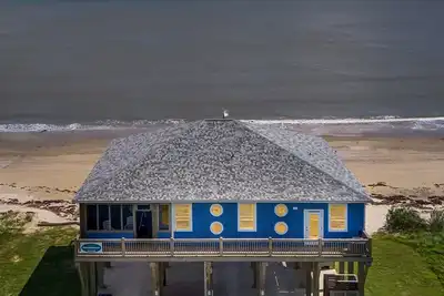 Image de Beachfront 4br | Decks, Cargo Lift & Ocean Views