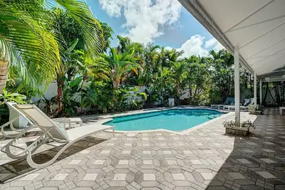 Image de Entire home with a resort style pool. Close to beaches, shopping & resturants.