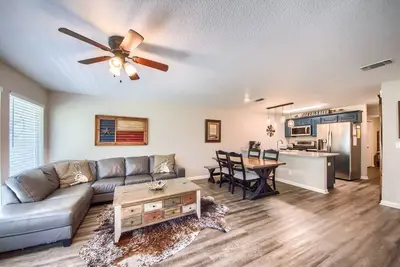 Image de 2 Pools, 4 Hot tubs on the Guadalupe River! Walk to Schlitterbahn!