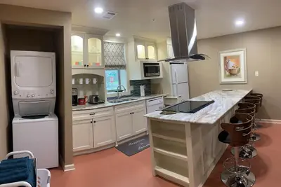 Image de Stay close to entertainment! \nDowntown Lr 2 bedroom apt near Simmons Bank Arena
