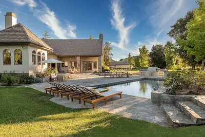 Image de The Oaktree Estate by Fieldtrip | 7 Acre Private Resort with Lake, Pool & Vineyard