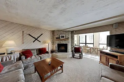 Image de Fantastic 3 Bedroom Condo with Great Views and Quiet Slopeside Location! (Unit 201 at 1849) by RedAwning