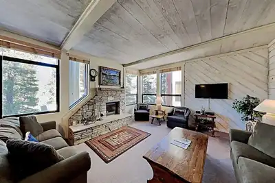 Image de Spacious Condo Great For Friends & Families - Onsite Ski and Snowboard Rentals (Unit 571 at 1849) by RedAwning