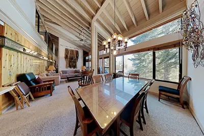 Image de Comfortable 4 Bdrm Condo with Easy Access to Mammoth Mountain, lifts, and the Village Gondola (Unit 632 at 1849) by RedAwning