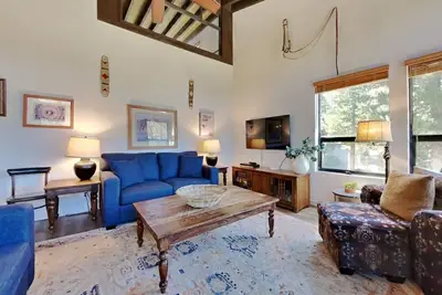 Image de Remodeled Spacious Condo - Next to Car Charging, Hot Tubs, Village Gondola (Unit 672 at 1849) by RedAwning