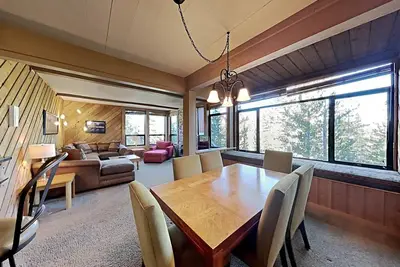 Image de Great 2 Bedroom Condo Right Across Canyon Lodge! Walk To Lifts! Free Gondola to Village! (Unit 553 at 1849) by RedAwning