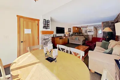 Image de Renovated Condo Across the Street from Amazing Skiing and Mountain Biking Trails! (Unit 106 at 1849) by RedAwning