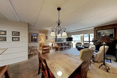 Image de 2 Bedroom Condo Just Steps Away From Winter Recreation Activities (Unit 207 at 1849) by RedAwning