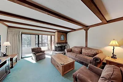 Image de Retro 3 Bed 3 Bath Condo with Mountain View! Steps to Canyon Lodge! (Unit 210 at 1849) by RedAwning