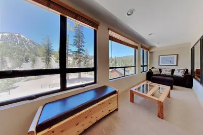Image de Beautifully Remodeled 2 Bed 2 Bath Condo with Mountain View! Great Location, Close to Slopes! (Unit 302 at 1849) by RedAwning