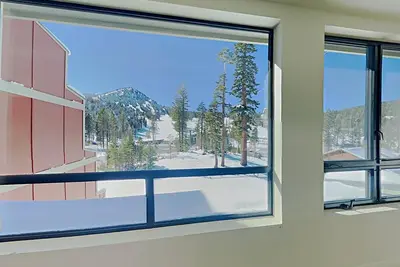 Image de Comfortable Condo - Gorgeous Slopeview and Access to 3 Hot Tubs (Unit 303 at 1849) by RedAwning