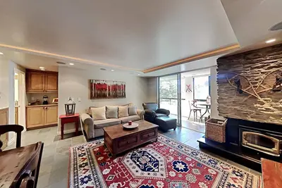 Image de Beautiful 2 Bedroom Condo with Amazing View! Spacious Layout and Great Location! (Unit 306 at 1849) by RedAwning