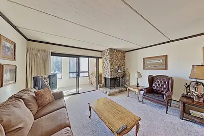 Image de Comfortable 2 Bedroom Condo with Loft! Prime Location with Beautiful View! (Unit 406 at 1849) by RedAwning