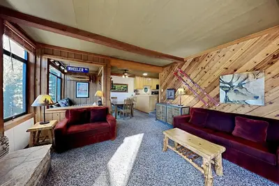 Image de Nicely Remodeled 2 Bedroom Condo in Mammoth! Easy access to 3 Hot Tubs &  Pool! (Unit 572 at 1849) by RedAwning