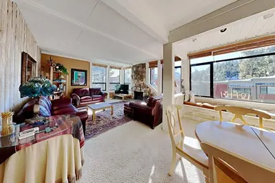 Image de Slopeside 2 Bedroom Condo with 3 Hot Tubs, Sauna and Pool! Next To Canyon Lodge! (Unit 584 at 1849) by RedAwning